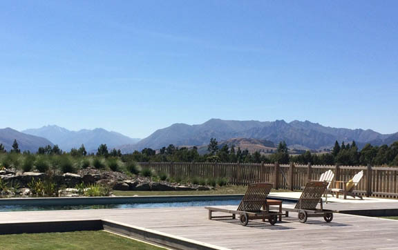 Wanaka luxury apartments, pool and view